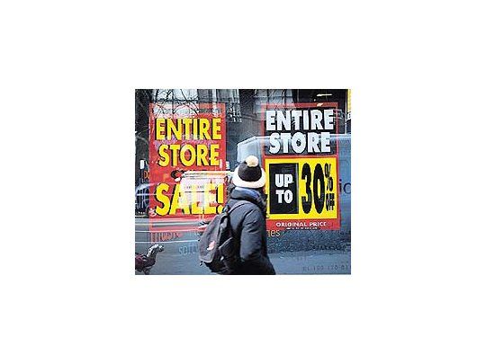 Liquidaciones por cierre, como muestra la foto, comenzaron a ser vistas en las calles de Nueva York. Las caídas en las ventas minoristas fueron de 4,1 por ciento interanual en octubre.