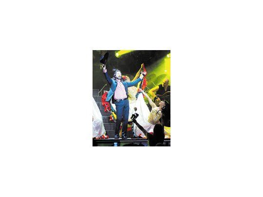 El multipremiado cantautor mexicano Marco Antonio Solís está cerrando su larga gira argentina con cuatro recitales en el Luna Park, como siempre, para público mayoritariamente femenino.