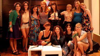 La mayoría de las poetas que aportaron sus versos a Otros colores para nosotras, junto a las compiladoras, en la presentación del libro.