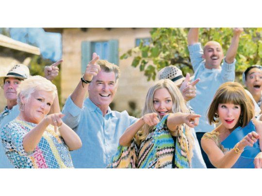 Abba. Al ritmo de la banda sueca, el film aporta el amable reencuentro con intérpretes bien recordados y chistes familiares.
