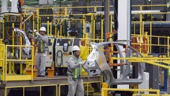 El indicador fue impactado por la caída en la construcción, los problemas en las cadenas de suministro y el repunte en los casos por coronavirus,