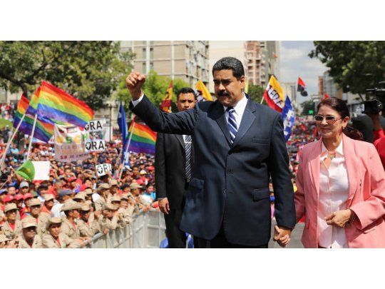 Maduro desafía paro opositor con aumento de sueldos y movilización de militares