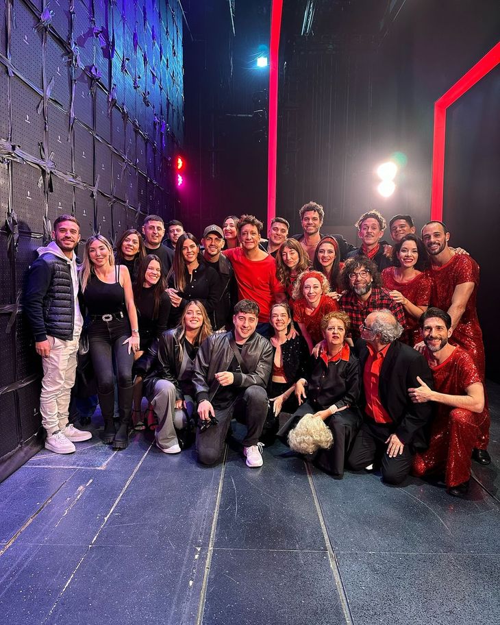 After the ovation, the footballer and his wife took a photo with the entire cast of actors After the ovation, the footballer and his wife took a photo with the entire cast of actors