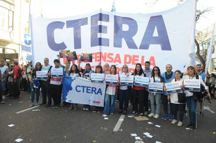 En Buenos Aires adhieren SUTEBA, FEB, UDOCBA, SADOP y AMET, entre otros gremios. En Buenos Aires adhieren SUTEBA, FEB, UDOCBA, SADOP y AMET, entre otros gremios.