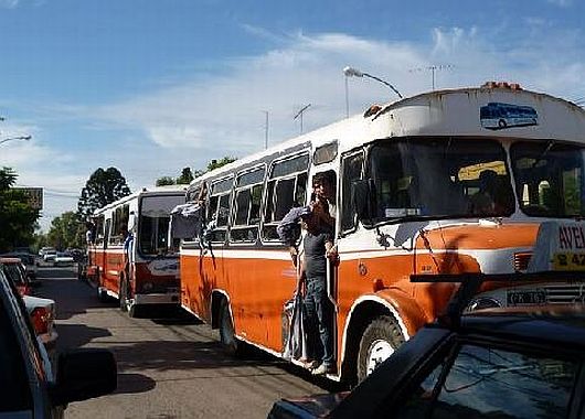 La llegada de los manifestantes en micros escolares.