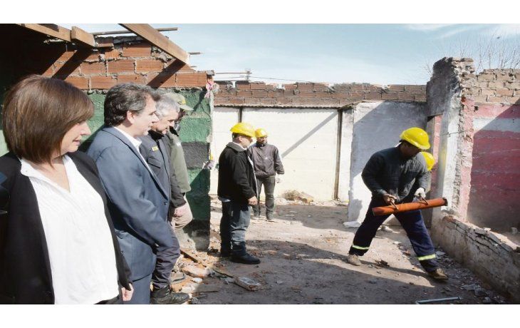 Avanzada. La ministra de Seguridad de la Nación, Patricia Bullrich, y su par bonaerense estuvieron supervisando la demolición de las viviendas.