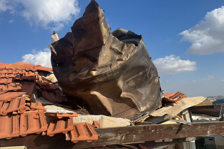 Fragmentos de un misil iraní interceptado cayeron el pasado lunes sobre Jerusalén Este. Fragmentos de un misil iraní interceptado cayeron el pasado lunes sobre Jerusalén Este.