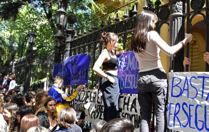 mariano acosta: cientos de personas apoyaron al vicerrector sancionado
