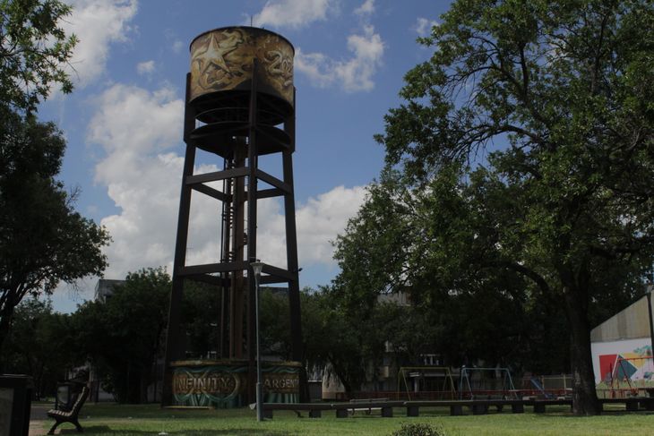 El histórico tanque de agua del barrio también integra el Circuito Messi, un paseo cultural que rescata los lugares vinculados a la infancia del campeón del mundo