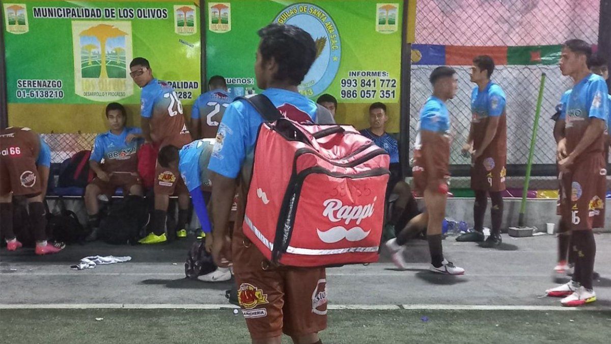 Peru Cup: player took advantage of halftime to make a delivery