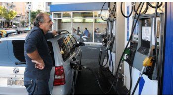 ámbito.com | Gobierno anunció que el precio del gasoil bajará 2,6% y el de la nafta 0,1%