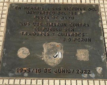 En memoria a las víctimas del bombardero del 55 Plaza a Plaza de Mayo, dice la placa y lleva una frase de Juan Domingo Perón: Los que tiraron contra el pueblo son traidores y cobardes.