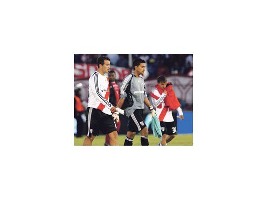 Fabbiani y Vega se retiran de la cancha con sus penas a cuestas. River fue goleado y el ambiente no es el mejor.