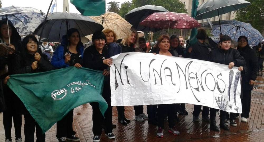 Multitudinaria marcha contra la violencia de género y los femicidios (foto 1)