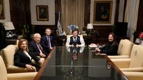 Javier Milei recibió a James Heckman junto con Sandra Pettovello y Carola Pessino en la Casa Rosada.