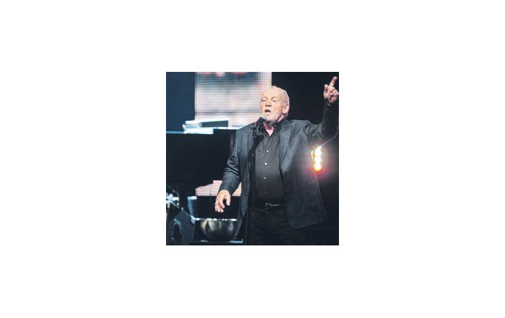 Un Luna Park colmado ovacionó a Joe Cocker, recordado líder de los «Perros rabiosos» y leyenda viviente del pop rock británico.
