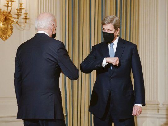 PRESENTACIÓN. El presidente Joe Biden y John Kerry, el delegado del Gobierno para el Medio Ambiente, se saludan poco antes de la conferencia de prensa.&nbsp;