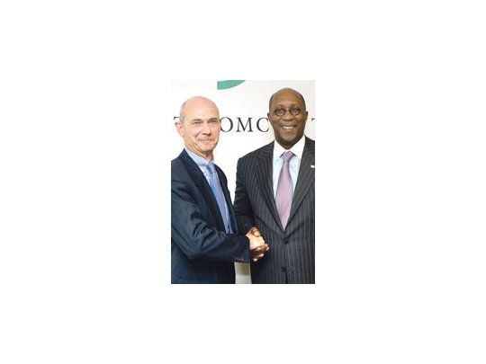 El secretario general de la OMC, Pascal Lamy, junto al representante comercial de Estados Unidos, Ron Kirk.