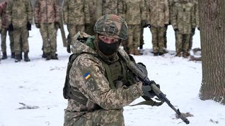 Un instructor entrena a miembros de las Fuerzas de Defensa Territorial de Ucrania.