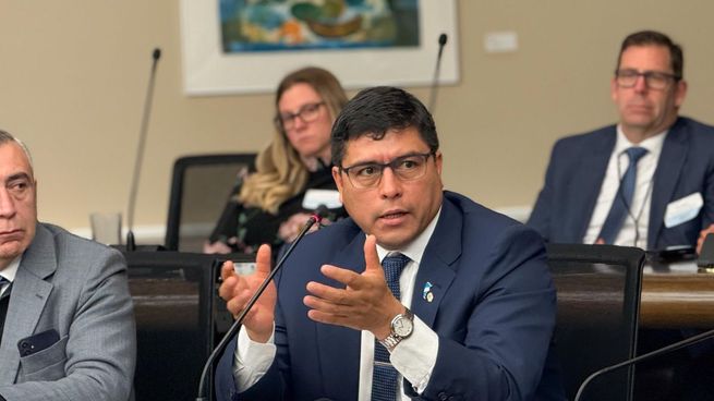 Claudio Vidal expuso ante empresarios del sector energético en Canadá.&nbsp;