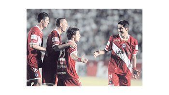 Todos quieren festejar con Niell. Lo corren Pablo Hernández y Prósperi, mientras lo espera Salcedo. Ganó Argentinos Juniors y tiene la clasificación muy cerca.