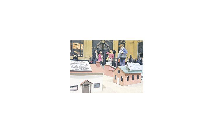 ámbito.com | “Hoy es el día”, instalación de Mariano Pensotti y Mariana Tirantte, es una maqueta con casitas suburbanas y textos alusivos a diversas historias de vida.