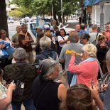 Golpearon en el rostro a un comisario en una protesta policial por aumentos salariales en Mar del Plata. Golpearon en el rostro a un comisario en una protesta policial por aumentos salariales en Mar del Plata.