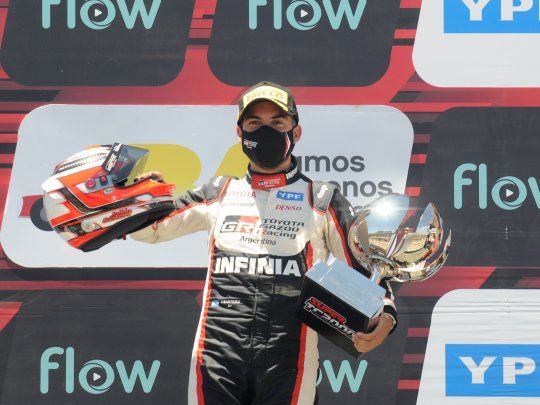 Julián Santero celebra su primer triunfo del Súper TC 2000 en el podio porteño.