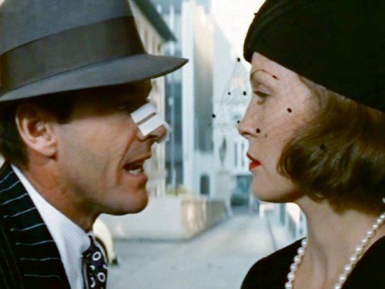 Chinatown. Jack Nicholson y Faye Dunaway en el film de 1974. La miniserie se ocupar&aacute; de la juventud del personaje del detective privado Gittes y sus primeros casos en la profesi&oacute;n.