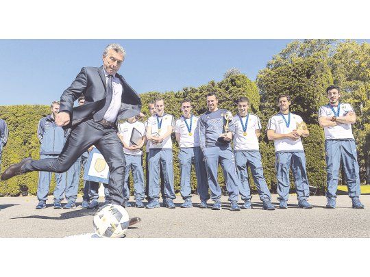 Así como adoptó Tecnópolis y el Centro Cultural Kirchner, emblemas del Gobierno anterior, Mauricio Macri ya hizo suyo el Futsal, una pasión de Daniel Scioli, que creó su propio equipo Villa La Ñata. Ayer, el Presidente recibió y felicitó en Olivos, a los jugadores la Selección Nacional de Futsal, consagrados campeones del mundo y pateó para la foto.