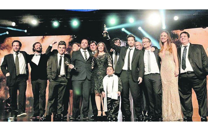 ámbito.com | Gesto triunfal. Sebastián Ortega celebra el Martín Fierro de oro para “El marginal”, cuando hace dos años había llamado a boicotear los premios, ofendido porque no habían nominado a actores de su troupe.