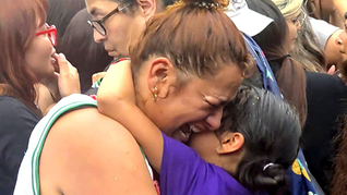La emotiva historia de Ceci y Sol, la madre e hija que se abrazaron al conocer a BTS en el Zócalo y gracias a una influencer podrán ir al show. La emotiva historia de Ceci y Sol, la madre e hija que se abrazaron al conocer a BTS en el Zócalo y gracias a una influencer podrán ir al show.