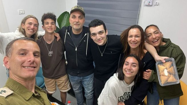 Edan Alexander junto a su familia. 