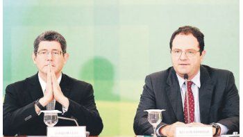 Joaquim Levy y Nelson Barbosa, ministros de Hacienda y Planificación, ayer al anunciar el nuevo paquete de austeridad en Brasilia. El Gobierno de Dilma Rousseff aspira a evitar nuevas reducciones de la calificación de la deuda soberana.
