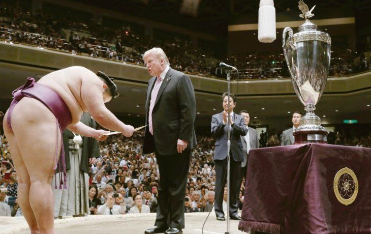 PELEADORES. Donald Trump le dio el premio mayor al campeón de sumo Asanoyama. En honor a su sobresaliente logro (...), le concedo la Copa del Presidente de los Estados Unidos, le dijo.