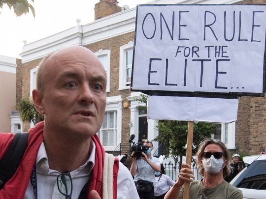 Reglas para le elite, se lee en el cartel de una manifestaci&oacute;n frente a la casa de Dominic Cummings.
