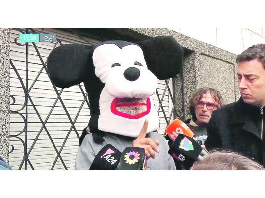 Burla. Los acusados por la familia de la mujer desaparecida se burlaron de las denuncias y declararon a los medios con máscaras de Mickey.