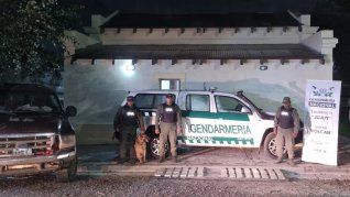 Yin, el perro héroe en Jujuy, junto a personal de Gendarmería&nbsp;
