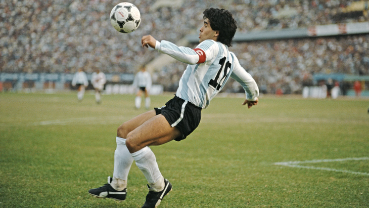 Maradona se convirtió en un dios del fútbol por su zurda capaz de realizar jugadas imposibles.