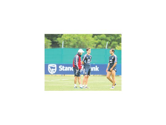 Alejandro Sabella dialoga con Fernando Gago y Javier Mascherano. Les explica cómo deben dividirse la marca en la mitad de la cancha.