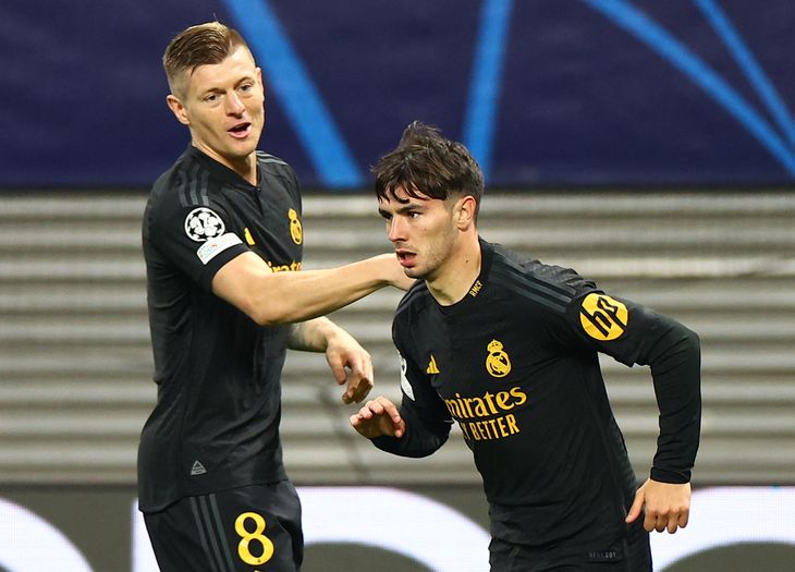 Brahim Díaz festeja con Toni Kroos el primer y único gol del Real Madrid para el triunfo ante Leipzig.
