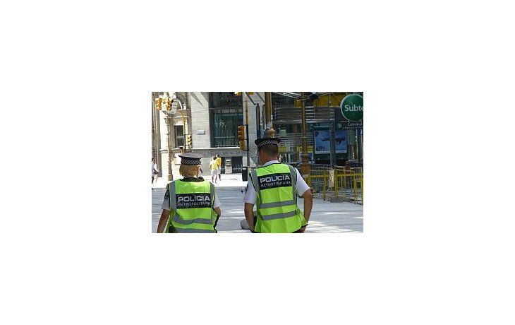 Efectivos de la Policía Metropolitana realizaron el allanamiento, en Reconquista 151, en plena city porteña, ordenado por el juez federal Claudio Bonadio.