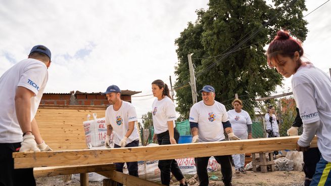 Participaron más de 100 de Softys y otros 30 de Techo.