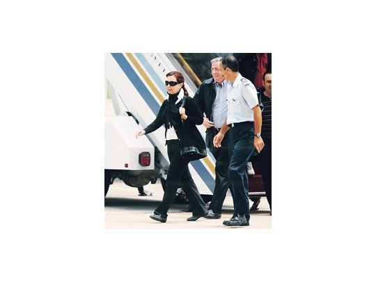 El primer lunes de 2010, Cristina de Kirchner regresó de El Calafate a Buenos Aires, con un look que dio que hablar por lo descuidado: pantalón de vestir, zapatillas, cartera de Chanel y colita en el cabello. Una combinación poco elegante y antiprotocolar, según el estilista Javier Luna.