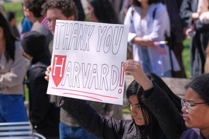 Donald Trump anunció el congelamiento de subvenciones tras la negativa de Harvard de restringir el activismo en le campus.