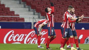 atletico de madrid se juega media liga en el clasico ante real