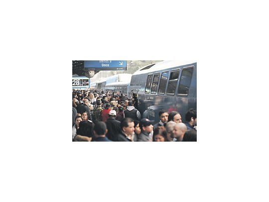 Viajar ayer en la línea Sarmiento fue un verdadero dolor de cabeza para sus usuarios, ya que debido a las demoras los vagones se encontraron desbordados de pasajeros.