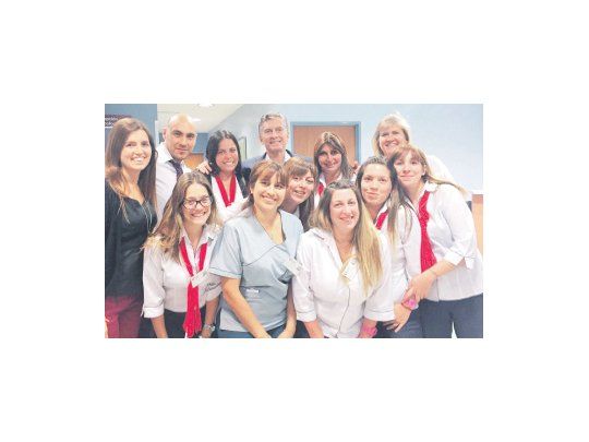 Mauricio Macri ayer antes de retirarse de la Fundación Favaloro donde se realizó un chequeo, posó para la foto con un grupo del personal de la institución.