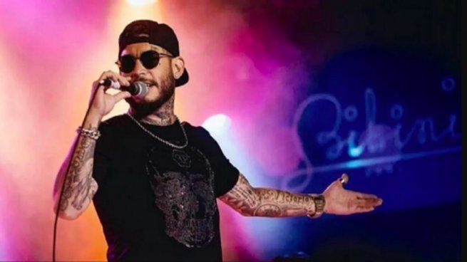 Ulises Bueno suffered a delay in his flight and started singing and dancing in Ezeiza