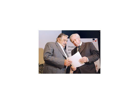 La fórmula del Frente Amplio, con José Mujica como candidato a presidente y Danilo Astori como vice, es amplia favorita para el balotaje del domingo. La oposición blanca y colorada no logra cambiar el panorama político que dejó la votación del 25 de octubre.